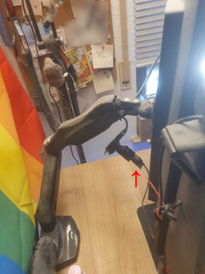 USB Hub hidden behind displays (1)